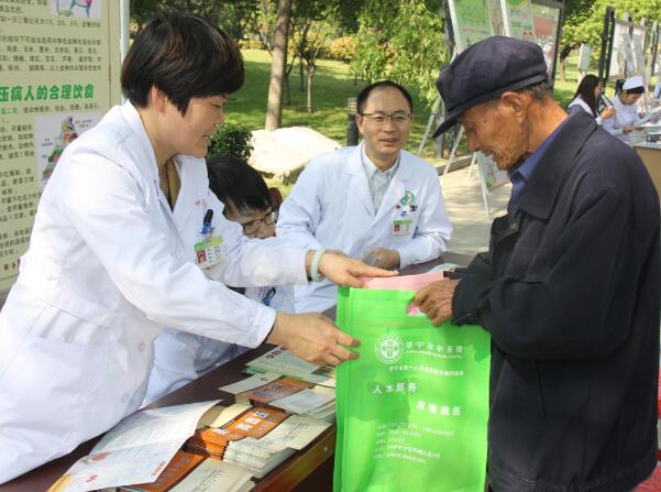 濟(jì)寧市中醫(yī)院閃耀“中國健康行” 專業(yè)義診與營養(yǎng)咨詢贏得群眾贊譽(yù)